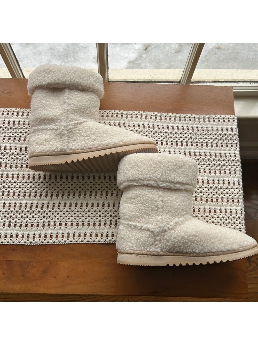 Cozy Cream Shearling Women's Boots Size Small Fits Size 7-8 Neutral Rubber Soles - Picture 5 of 6